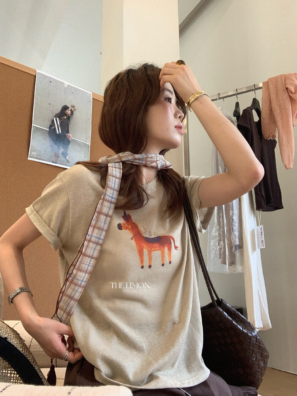 Áo thun nữ cổ tròn tay ngắn in hình ngựa hoạt hình kèm khăn lụa — Xám cacbon, màu trắng, màu kaki chi tiết 29