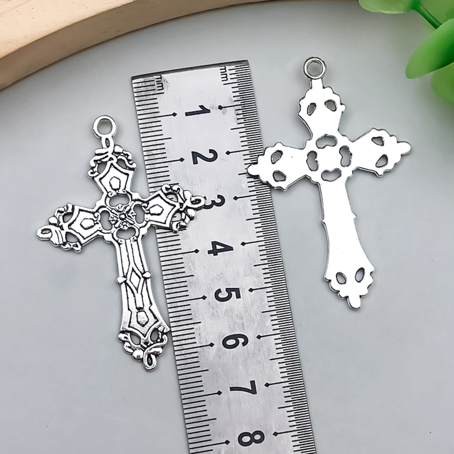 1 ancient silver hollow pattern cross 55x36mm-4.1g-22267