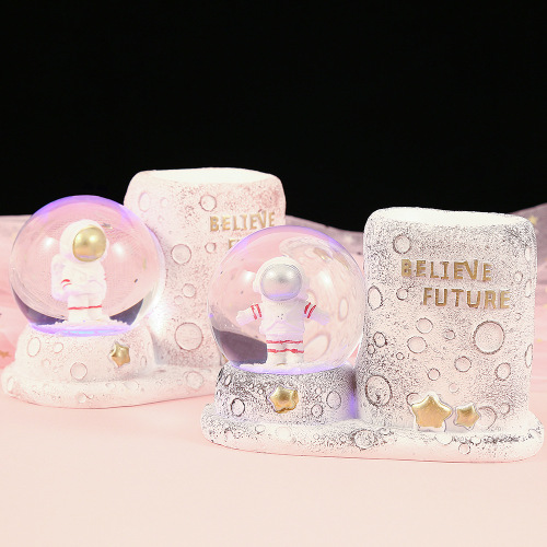 Cartoon glowing astronaut figurine, INS feng shui crystal ball pen holder, astronaut home desktop small night light wholesale
