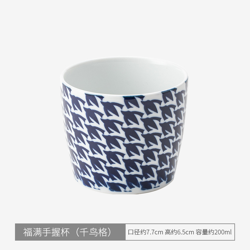 Fuman holds the cup in his hand (houndstooth)