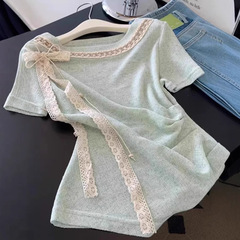 レースの蝶結びの緑のニットの半袖のtシャツの女性の小さい背のデザイン感は腰を絞めてやせているように見えます。