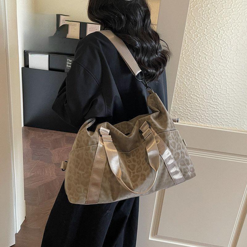 Large capacity handbag for short trips, stylish and lightweight, perfect for outings, business trips, travel, or gym use.