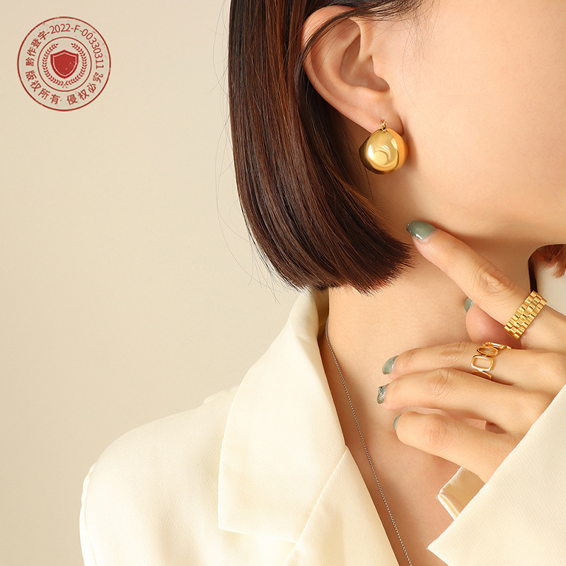 Super Flash diseño de nicho de las mujeres lisas no se desvanece geométrica hebilla de La Oreja de acero de titanio chapado en oro de 18 quilates pendientes en forma de U joyería