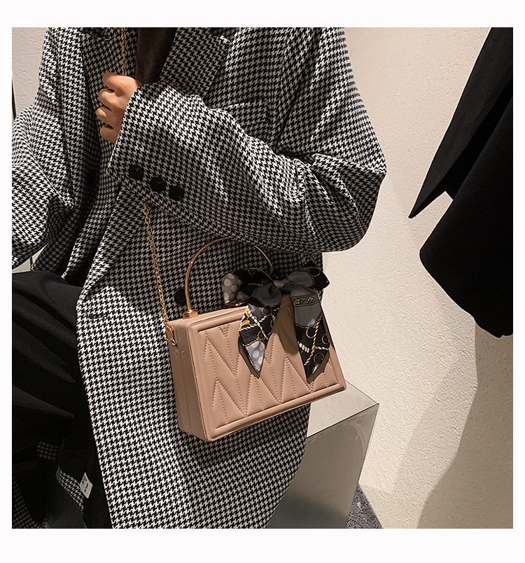 Women's Medium Pu Leather Chevron Streetwear Lock Clasp Square Bag display picture 10