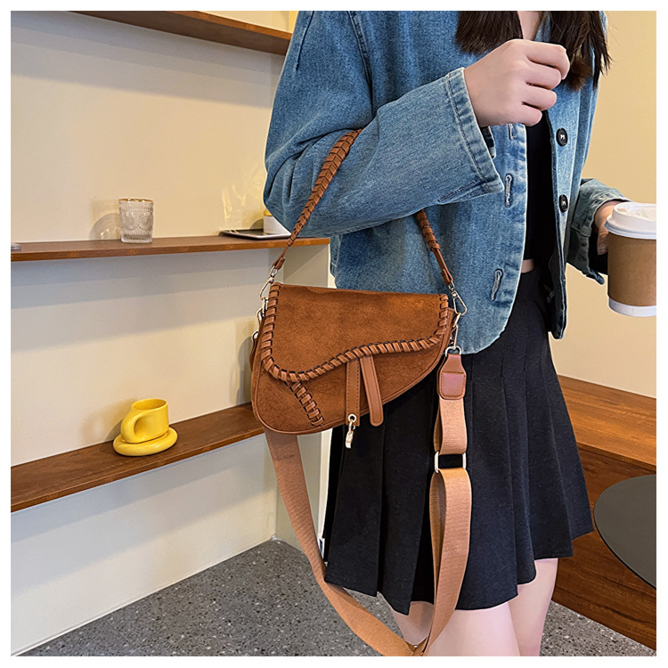 Styles de sacs à main chauds sur Facebook Sacs pour femmes 2024 automne nouvelle tendance de la mode sac de selle portable version coréenne simple givré épaule unique crossbod_voghion.com