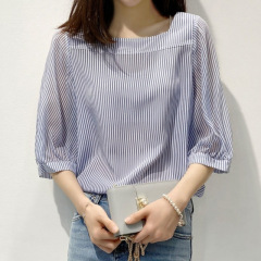 一字襟のシフォンのシャツの半袖の女性2025夏の新型の韓国版のストライプのゆったりしている泡の袖の上着の洋風の小さいシャツ