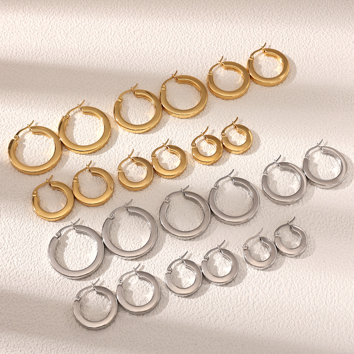 Taina europa y americana de acero inoxidable anillo de acero de titanio 18K diseño chapado en oro simple pernos de orejas joyerías transfronterizas venta caliente