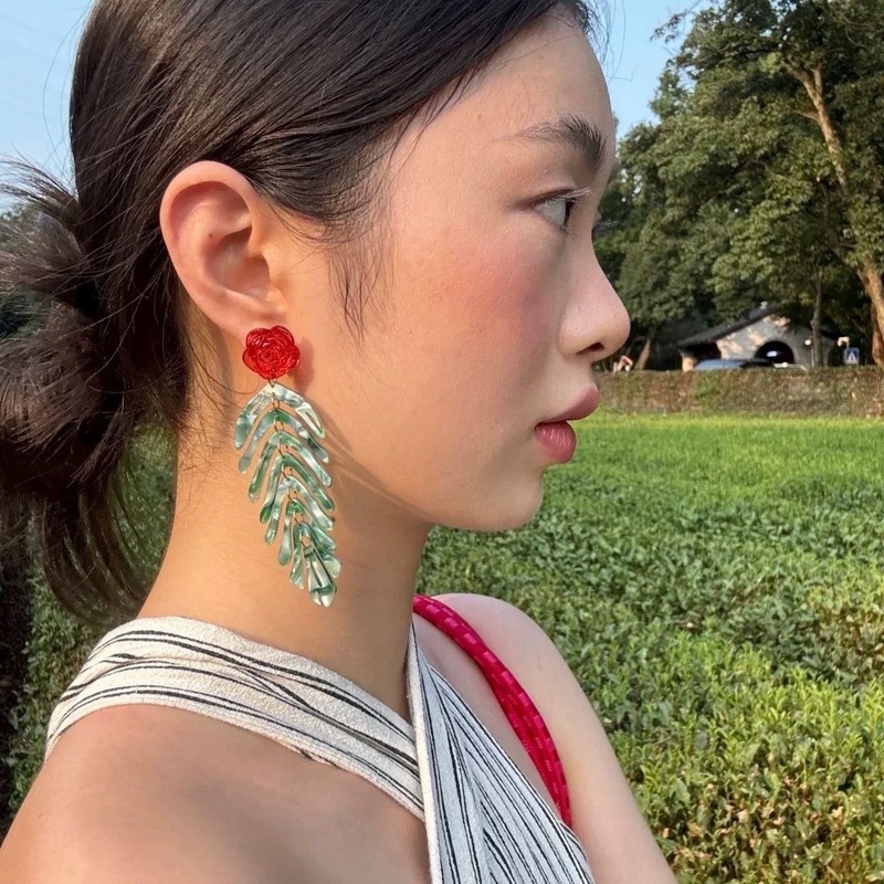 Zhong Chuxi の同じスタイルのローズフラワータッセルイヤリング女性のレトロな香港スタイルの誇張イヤリング 2025 新しいイヤリングトレンド|undefined