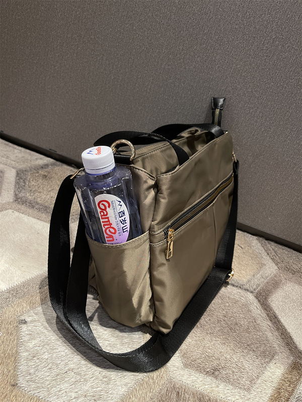 夏の新型マルチコートのトートバッグは容量が実用的です。|undefined