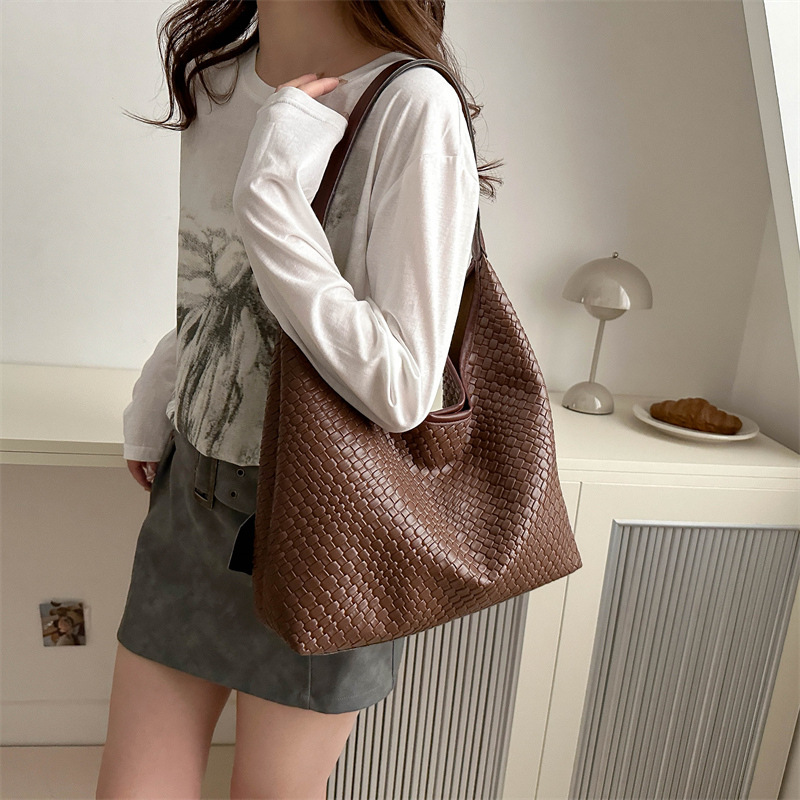 Bolso de axila de gran capacidad de sentido superior mujer 2023 nuevo bolso de hombro de moda de verano retro bolso especial de cercanías