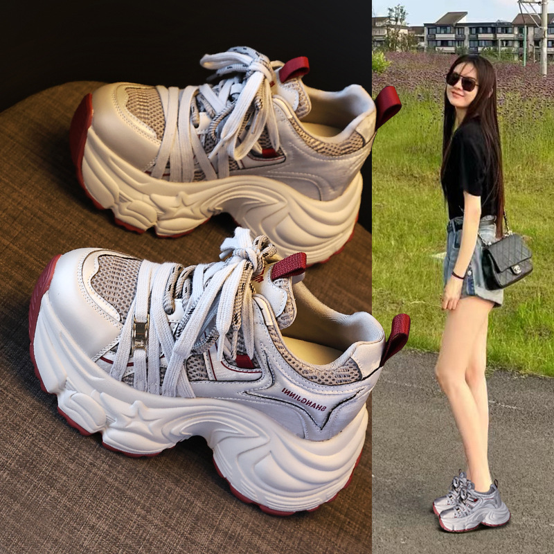 Giày sneaker nữ đế dày lưới nhẹ nâng chiều cao 9 cm — xám đỏ