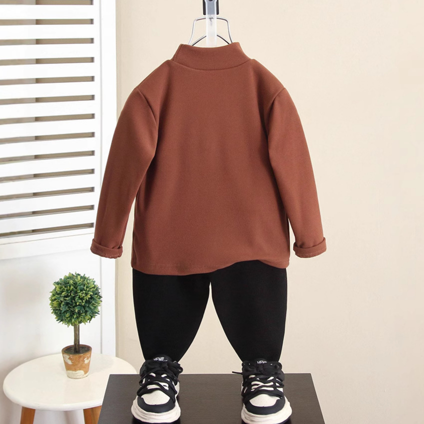 6700 Camisa de fondo de terciopelo de cuello medio alto para niños, otoño e invierno, 2025 nuevos tops cálidos para niños, bebé de invierno