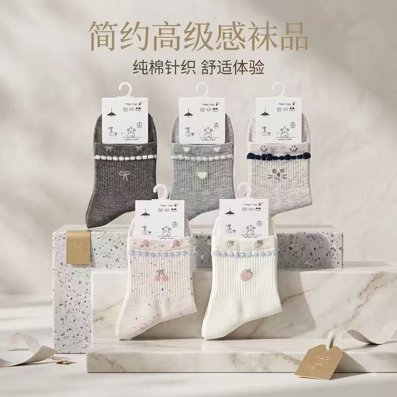 Ya Zhi Xiu's new autumn and winter collection features unisex athletic socks in a college style, offering a casual, soft, and comfortable feel, with a fresh and versatile Korean design