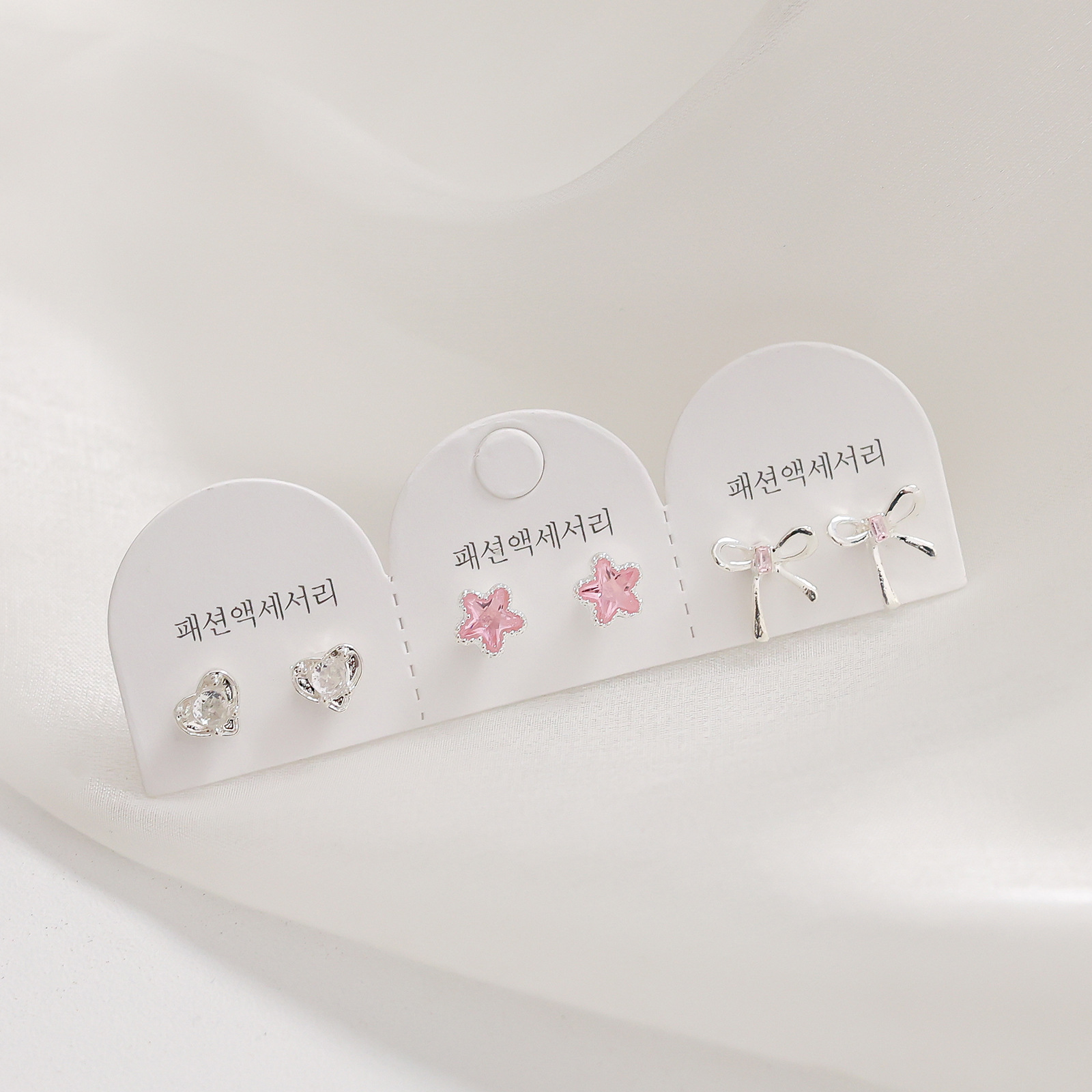 Juego de pendientes de aguja plateados, sencillos y compactos para mujer, pendientes geométricos en forma de corazón, bonitos, dulces y versátiles, venta al por mayor para puestos de mercado