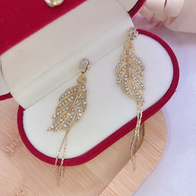 Fashion Metal Leaf New Long Tassel Earrings Female Round Face display picture 5