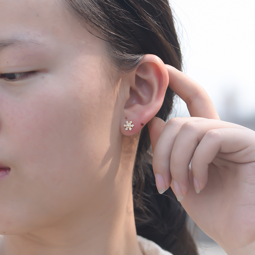 S925 pendientes de plata esterlina para las mujeres estilo coreano simple con incrustaciones de circón copo de nieve serie pendientes para niñas joyería de plata pequeña joyería