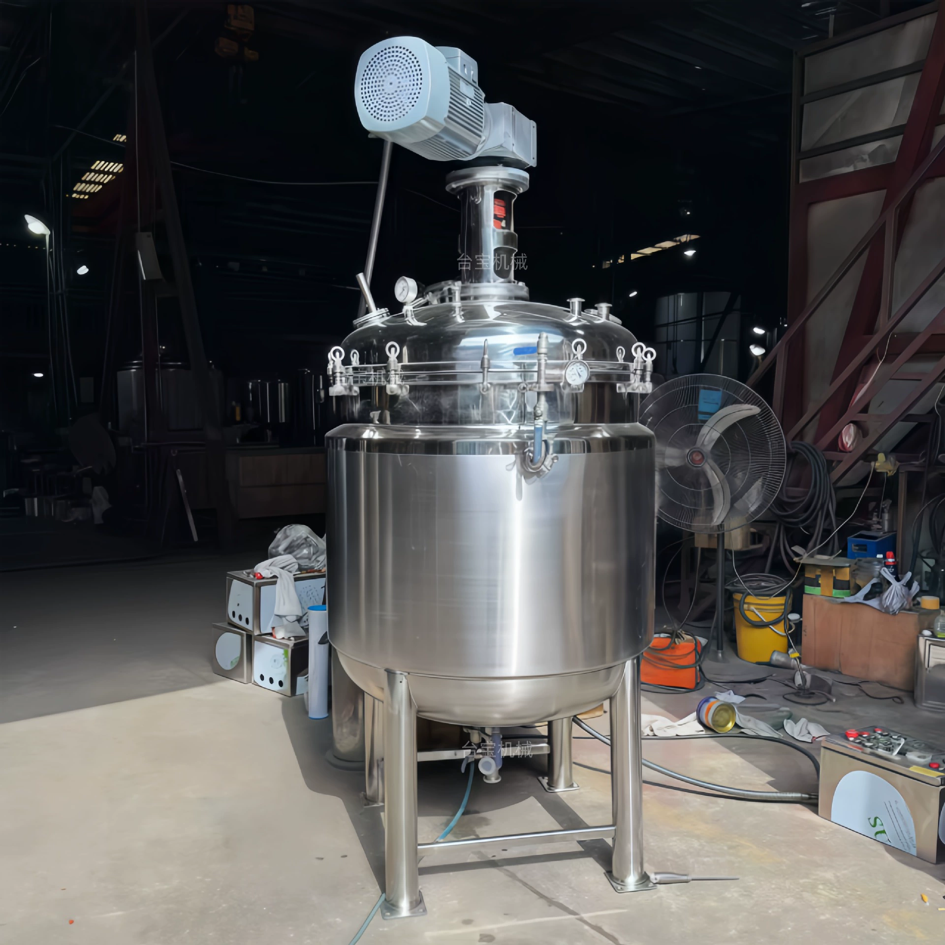 Производитель оборудования для смешивания пищевых и бытовых химических жидкостей с подогревом и формованием из нержавеющей стали, с функцией наполнения соусов.