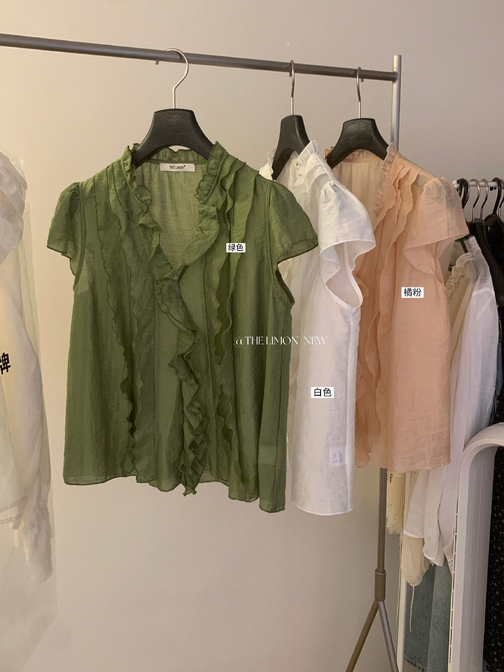 Áo sơ mi nữ tay ngắn cổ V phối ren xếp tầng chất liệu linen pha sợi tre — màu trắng, Bột cam, xanh lá cây chi tiết 18