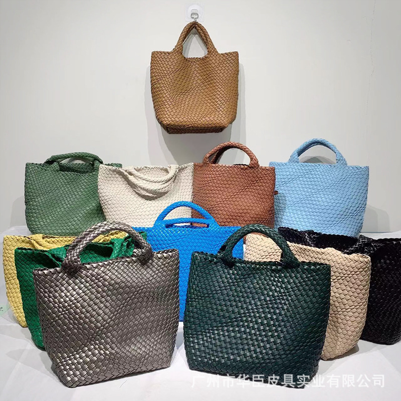Big capacious woven universal shoulder bag