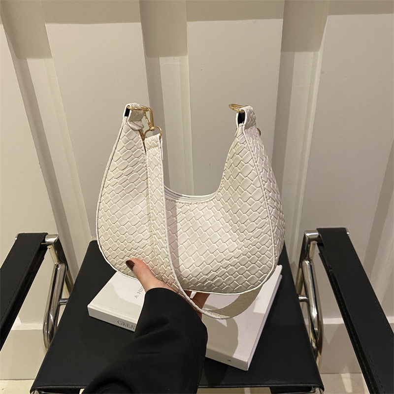 Bolsa de mujer de color sólido 2025, tendencia de primavera, nueva bolsa de brazo coreana tejida, bolso de hombro casual.