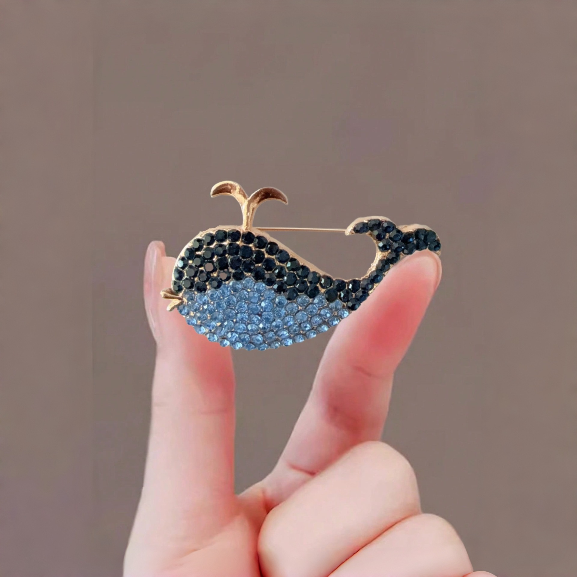 Elegante spilla a forma di balena blu per donna con strass clip sciarpa_voghion.com