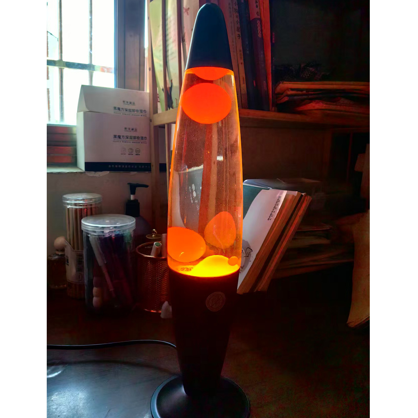 검정색 배경의 맑은 물 오렌지 왁스-대형 조광기 스위치