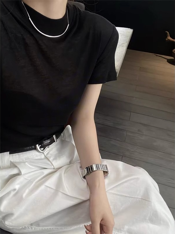 Áo thun nữ tay ngắn cổ tròn vải lụa tơ tằm form chuẩn vai — màu đen