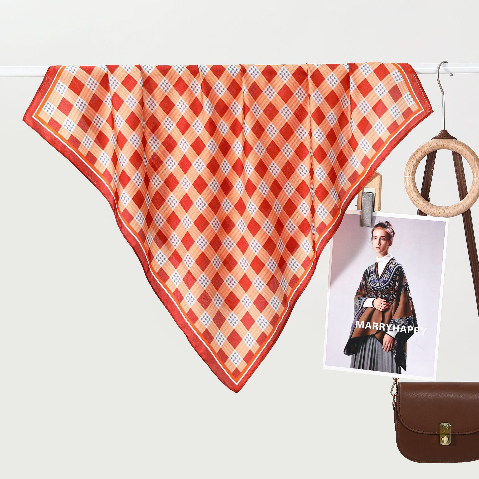 Nuova linea classica da donna di sciarpe piccole, eleganti, versatili, semplici e alla moda, molto apprezzate nelle dirette streaming di e-commerce._voghion.com