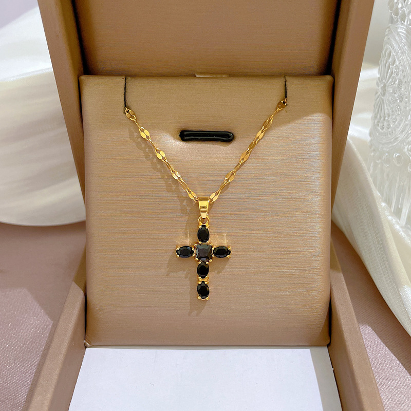 Sieviešu personalizēta krucifiksa dimanta kaklarota sievietēm paredzētai kaklarotas piemiņas kulona dāvanai_voghion.com