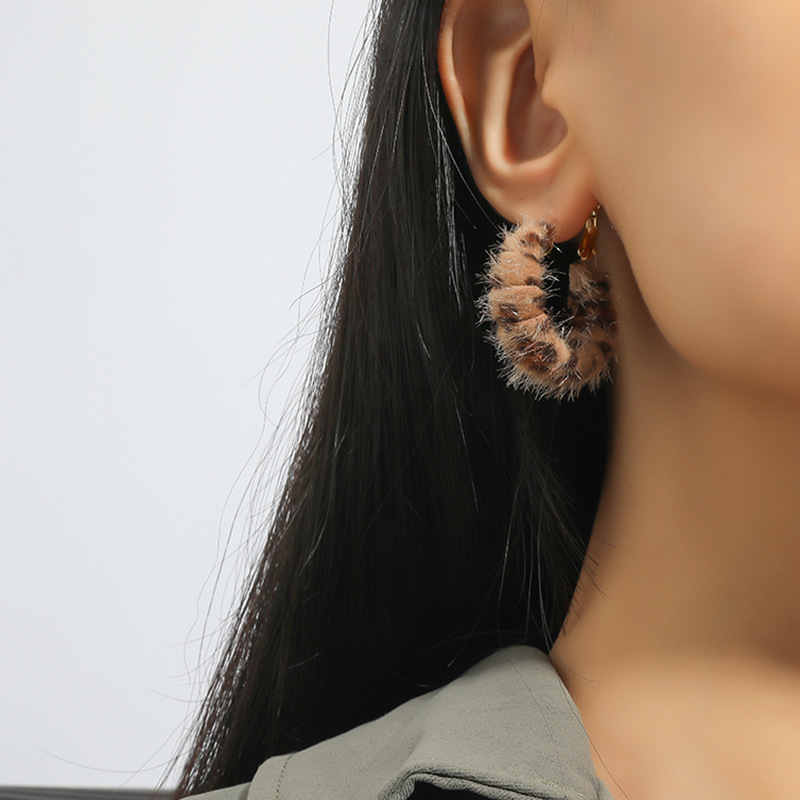 Retro Temperament Autumn And Winter New Exaggerated Leopard Print Plush Earrings display picture 5