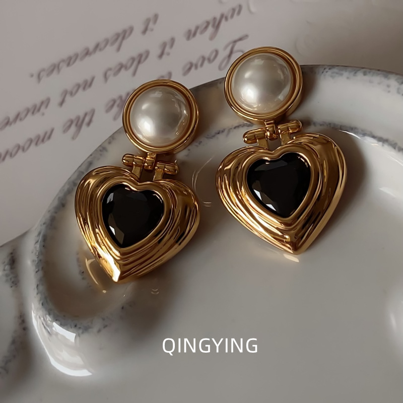Black small design retro earrings with zircon from pearl heart…
