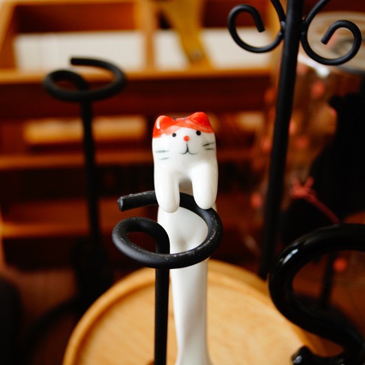 붉은 귀 고양이 매달려 숟가락