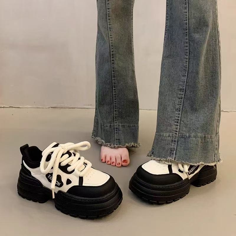 Zapatos de suela gruesa originales de nicho para mujeres primavera de 2025 nuevos zapatos blancos de estilo universal zapatos deportivos casuales coreanos