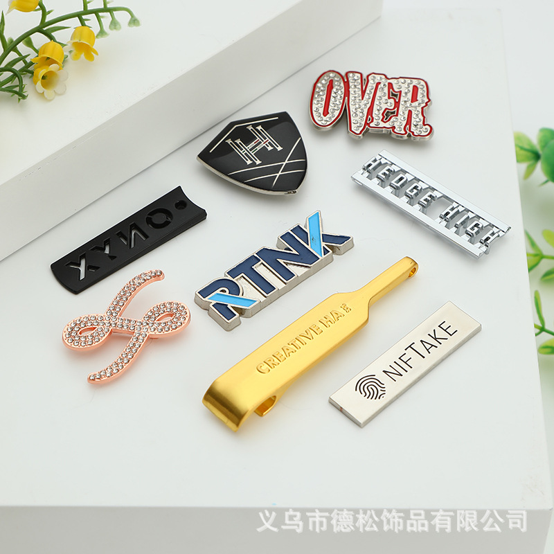 厂家定 制打孔缝线标牌电镀压铸锌合金手缝瑜伽裤标五金logo标牌