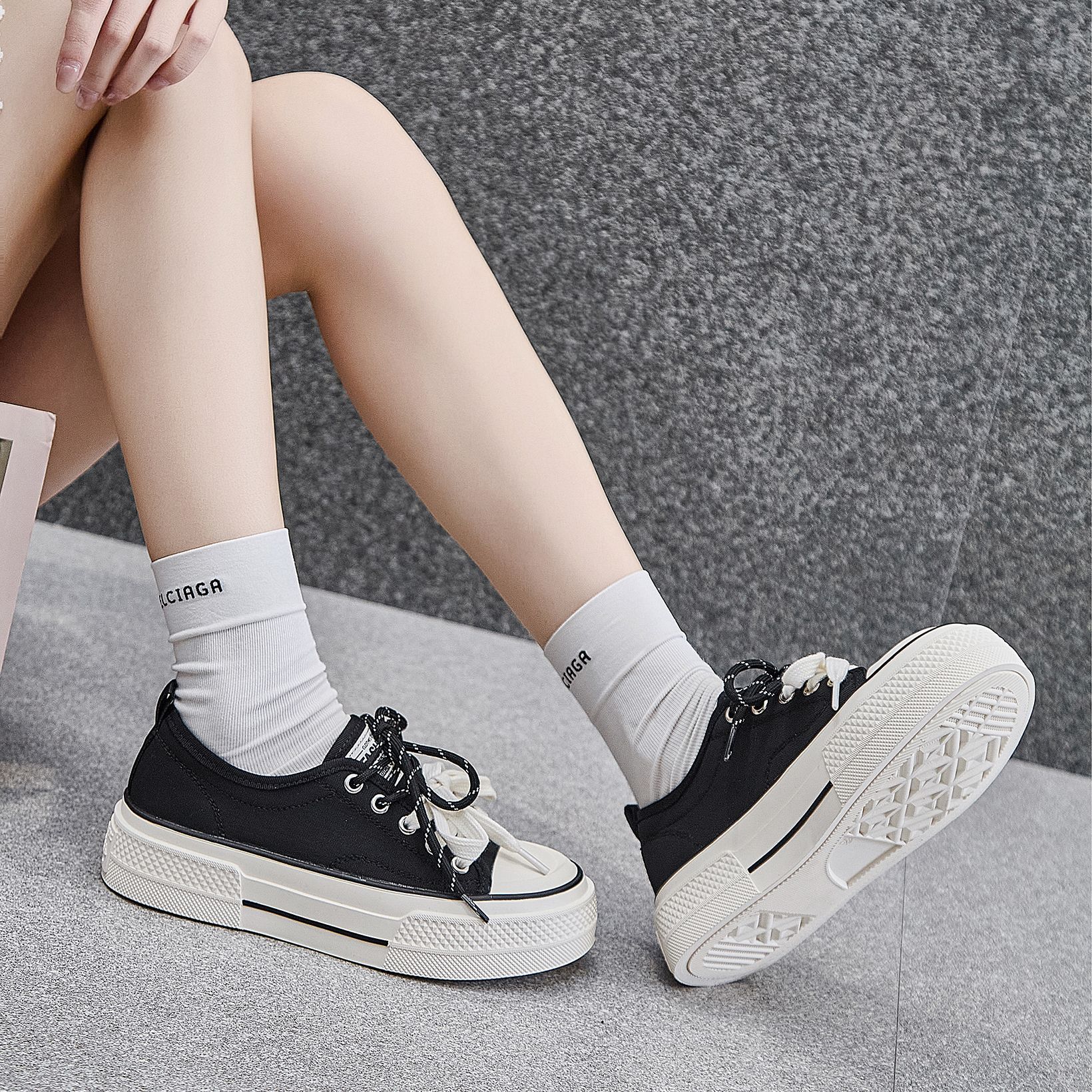 Two-color mesh shoelaces