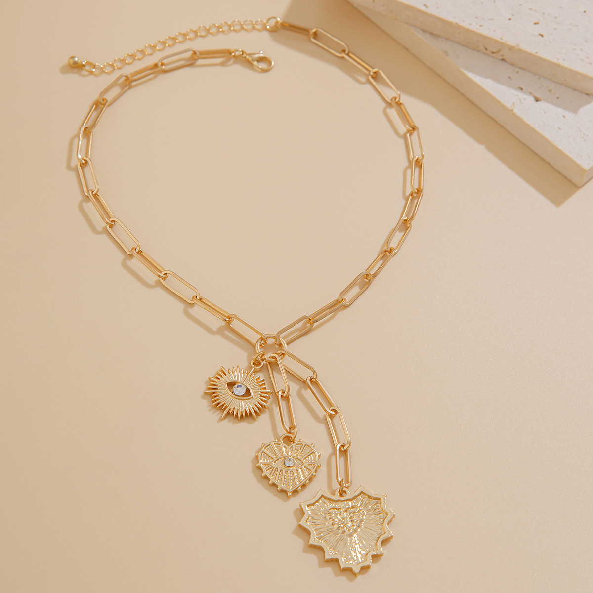 Bijoux transfrontaliers européens et américains de style minimaliste, chaîne ras du cou en métal à multiples facettes avec pampille et œillet._voghion.com