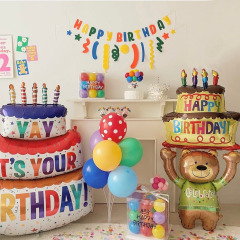 ベアーのケーキの赤ちゃんの満1歳のパーティーは道具を配置して風船の子供の漫画のデジタル写真を飾ってシーンの誕生日を撮影します。