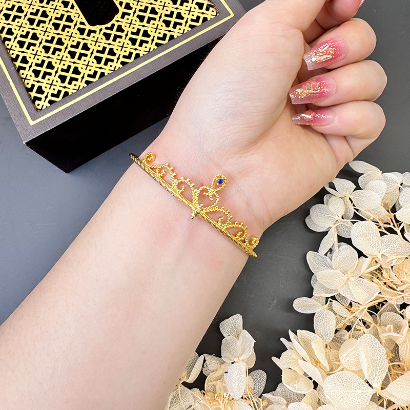 Brazalete de corona de oro de estilo europeo y americano tallado aleación de cobre no se desvanecerá joyería Yiwu al por mayor