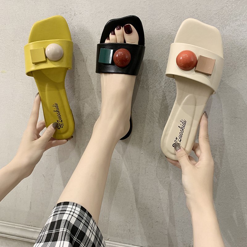 Fashionable women's slippers