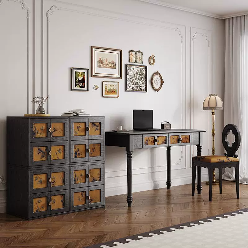 Письменный стол из цельного дерева в старинном стиле