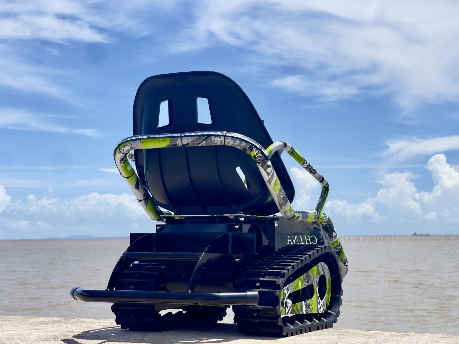 Children's Electric Tracked Beach Vehicle, All-Terrain Tracked Go-Kart, Upgraded Anti-Tip Tracked Tank Vehicle