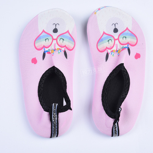 Cartoon-style kids' beach shoes with hard soles, water-friendly footwear, diving gear, snorkeling shoe-socks, barefoot swim shoes, and quick-drying diving socks.