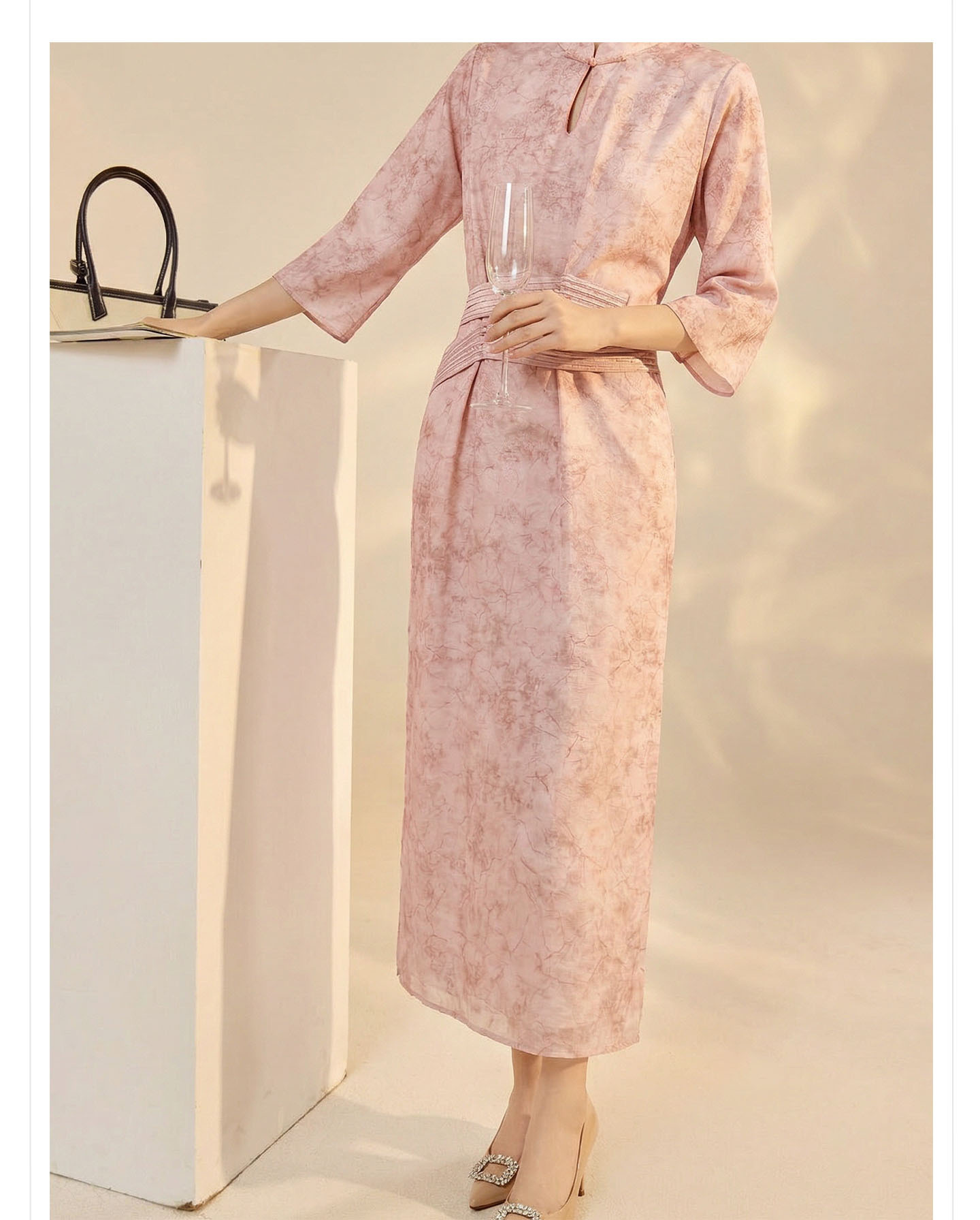 Đầm maxi nữ thắt eo thiết kế jacquard họa tiết hoa văn cổ điển, tay ngắn, cổ đứng — màu hồng chi tiết 11