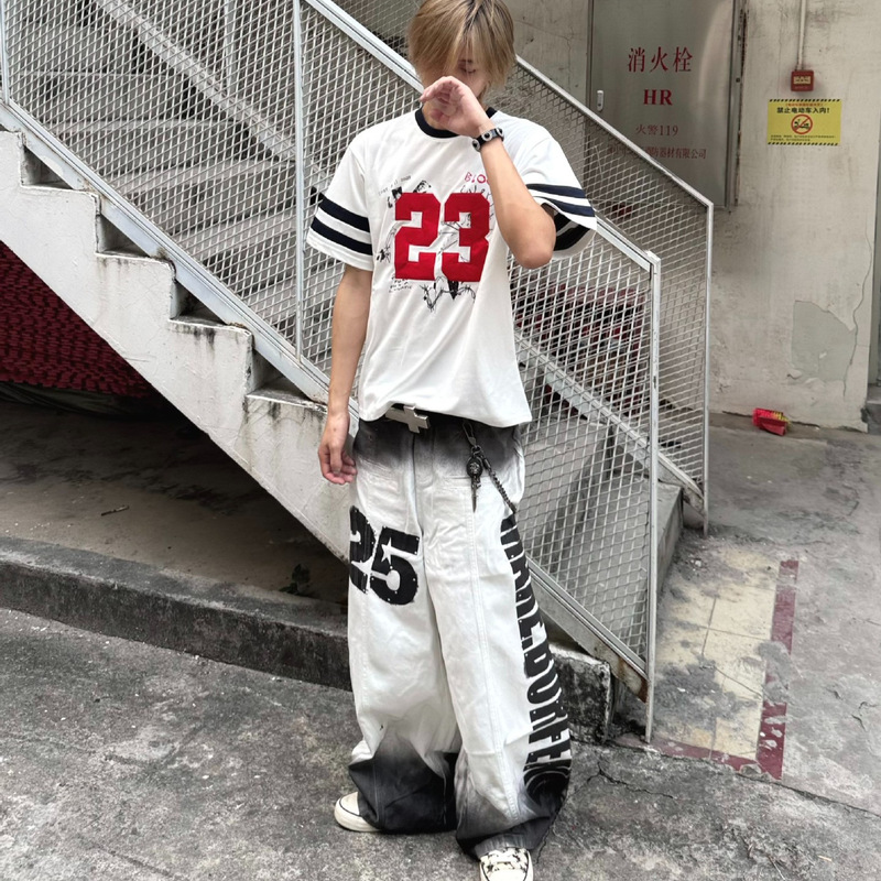 No. 25 American-Style Washed Gradient Letter Print White-Gray Denim Curved Pants for Men, New Style with a Stacked Look, Loose-Fitting Long Pants No. 25 American-Style Washed Gradient Letter Print White-Gray Denim Curved Pants for Men, New Style with a Stacked Look, Loose-Fitting Long Pants