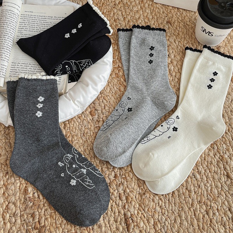 Calcetines coreanos con encaje gris, flores y conejo bordado, diseño vintage y encantador.