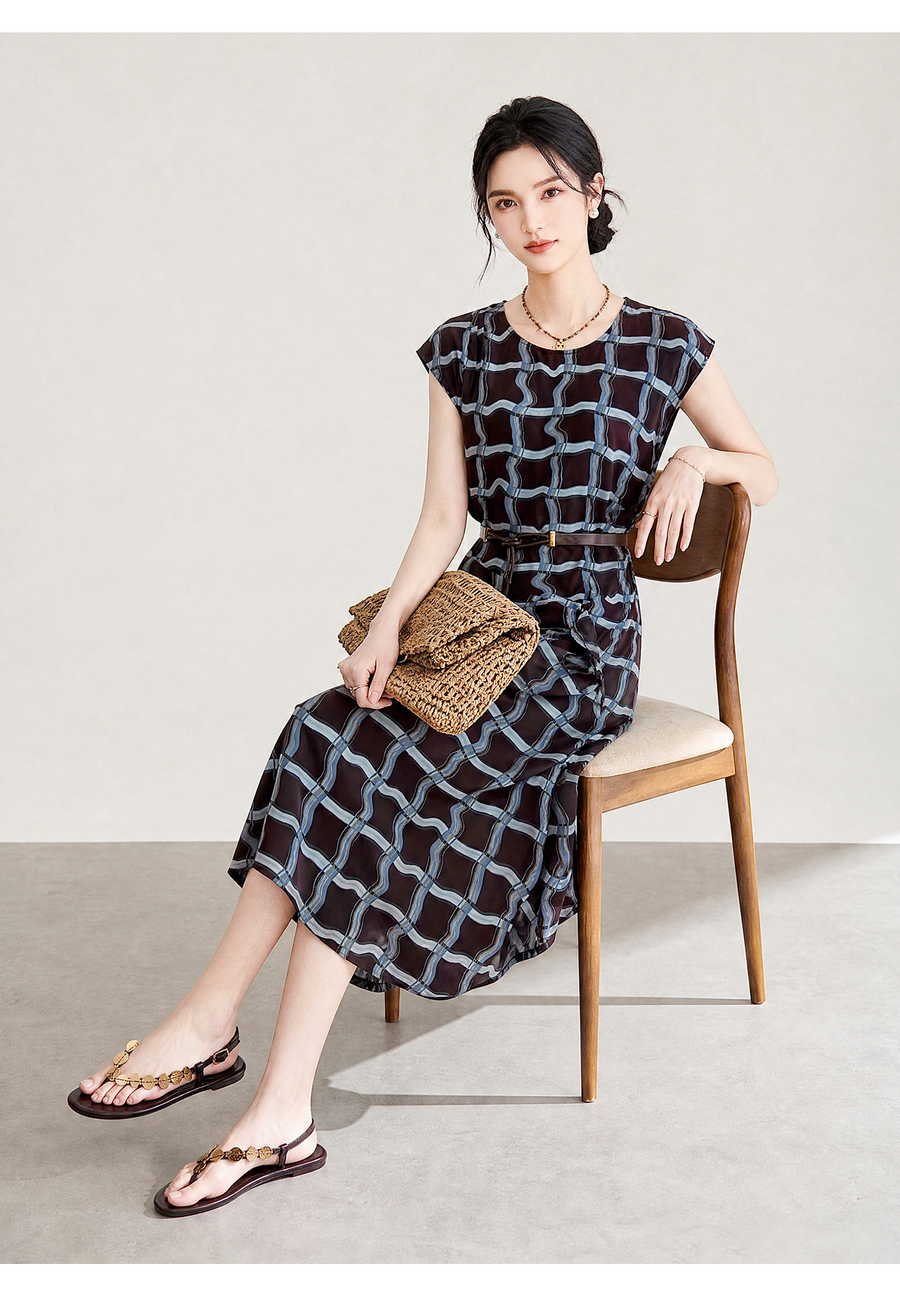 Đầm maxi nữ cổ điển họa tiết kẻ ô vuông, không tay, eo thắt dây, dáng suông dài — xanh lam chi tiết 17