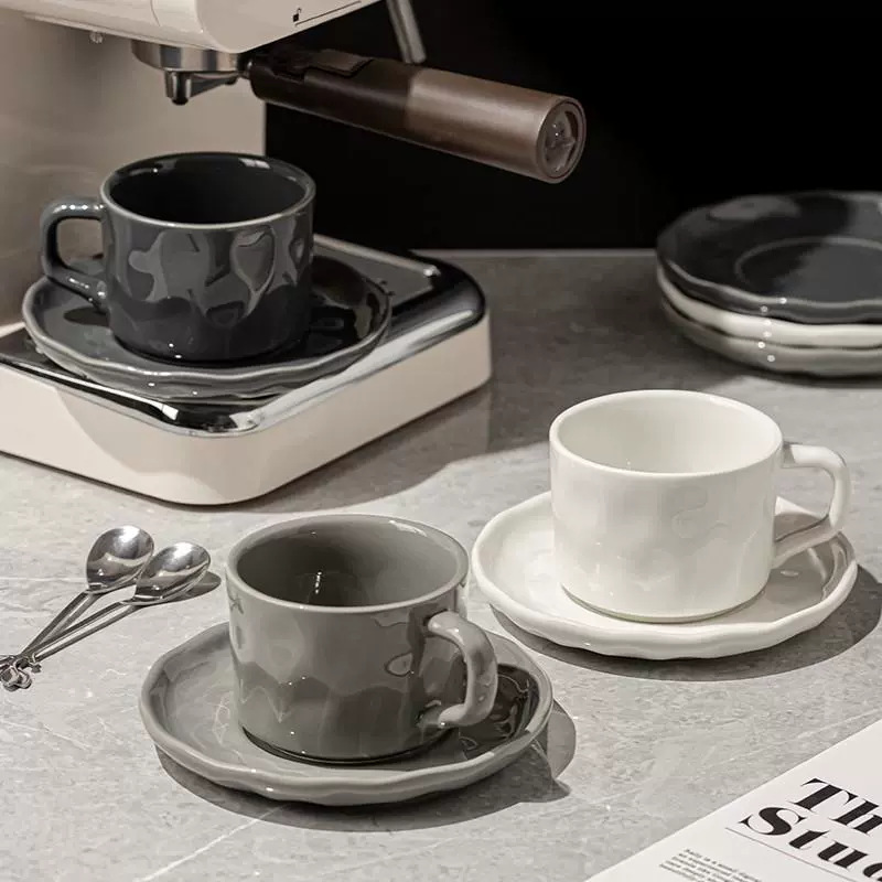 Taza de café de lujo ligero Juego de té de la tarde de estilo europeo exquisito de alta gama Juego de tazas y platos de cerámica de alta calidad para mujer