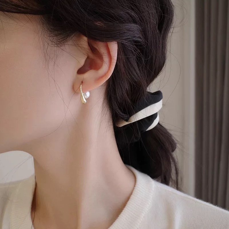 Pendientes de perlas de metal de acero inoxidable para mujer, pendientes de botón, elegantes, de diseño de alta costura, con ganchos para las orejas de lujo ligero._voghion.com