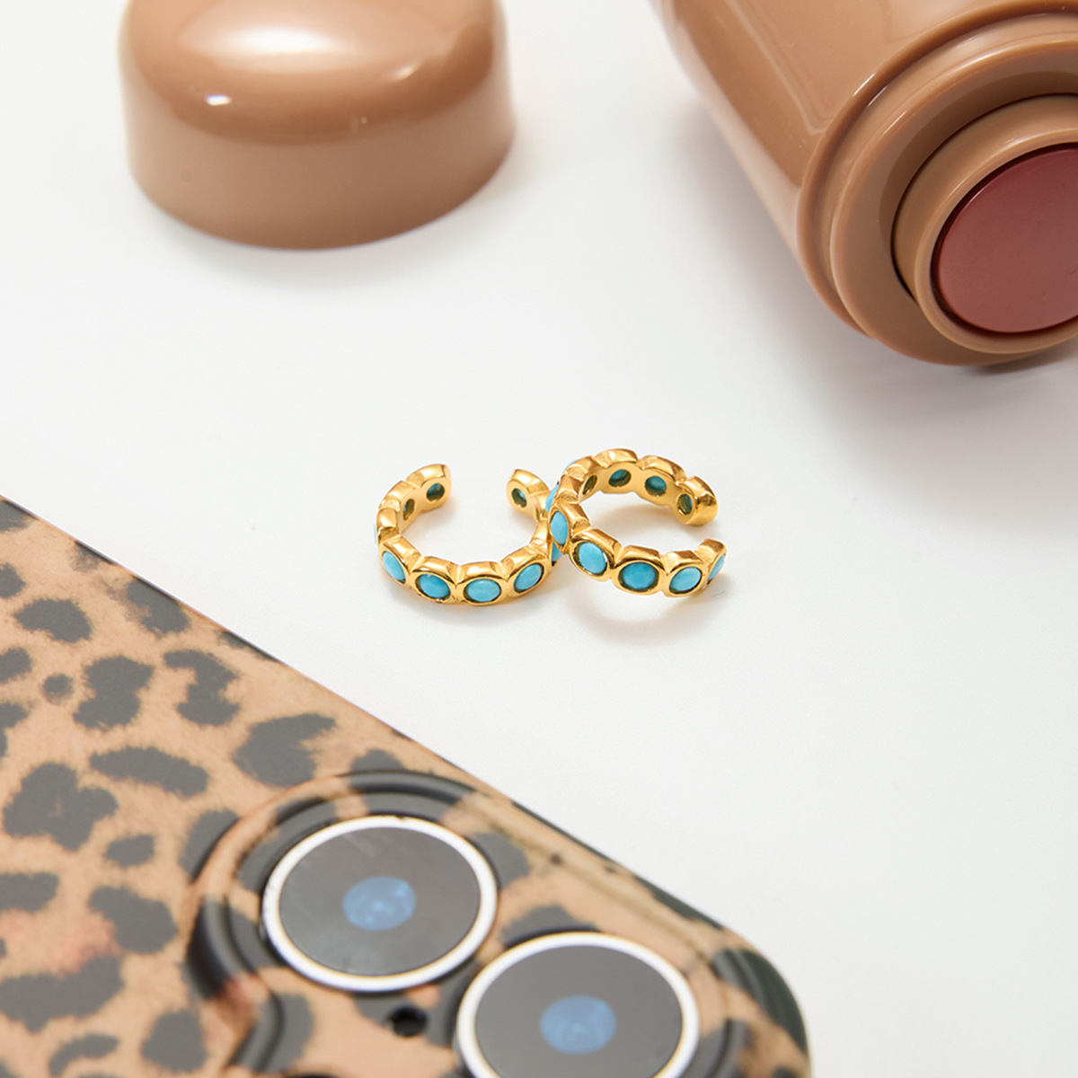 Wanxing Europa y los Estados Unidos Blue Pine Ear Clips Mujeres Retro No Ear Hole Diseño Earplants de acero de titanio de oro 18K