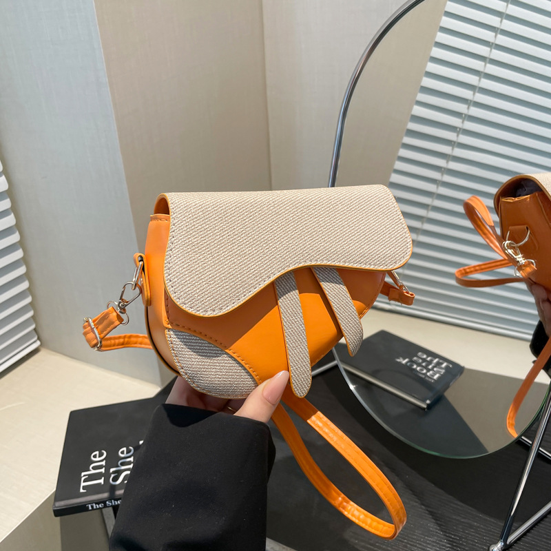 2025 autumn and winter new children's bag fashion girl out color contrast saddle bag baby mini retro messenger bag